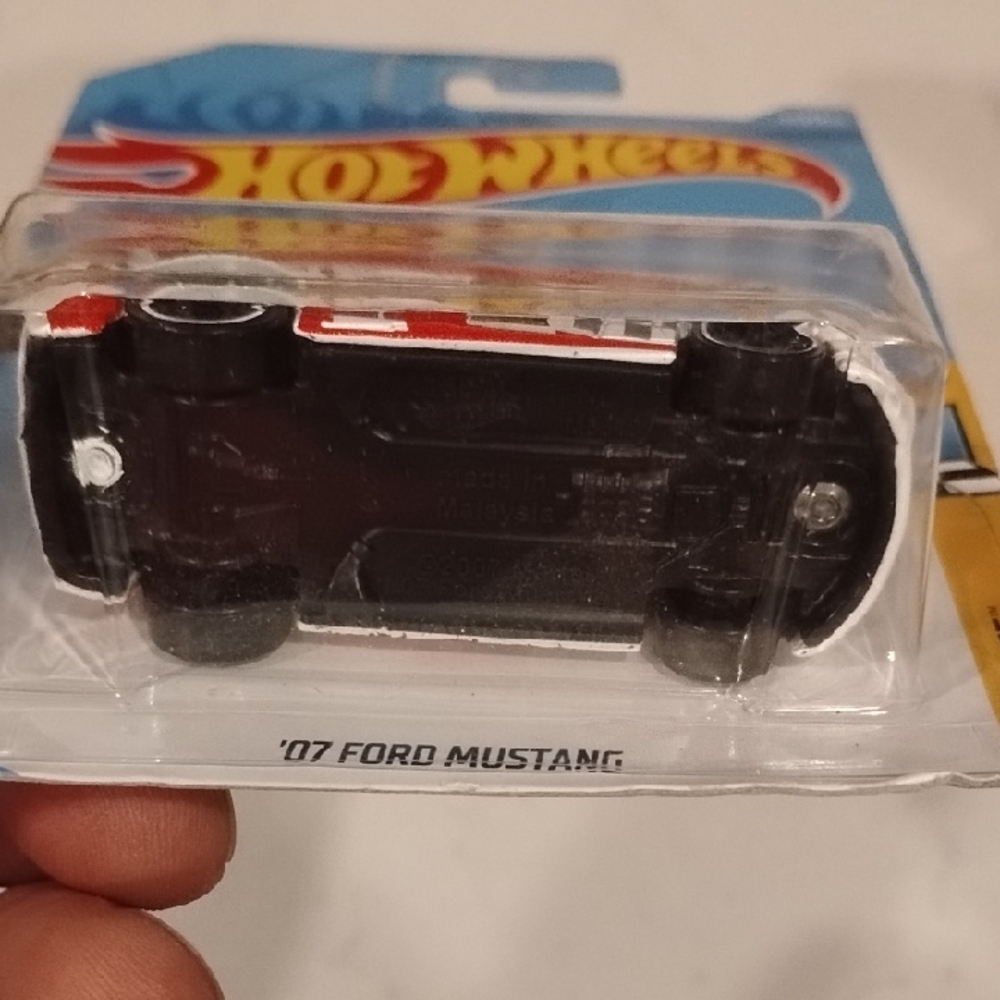 Mattel Hot Wheels '07 Ford Mustang - Red and White - Picture 6 of 8